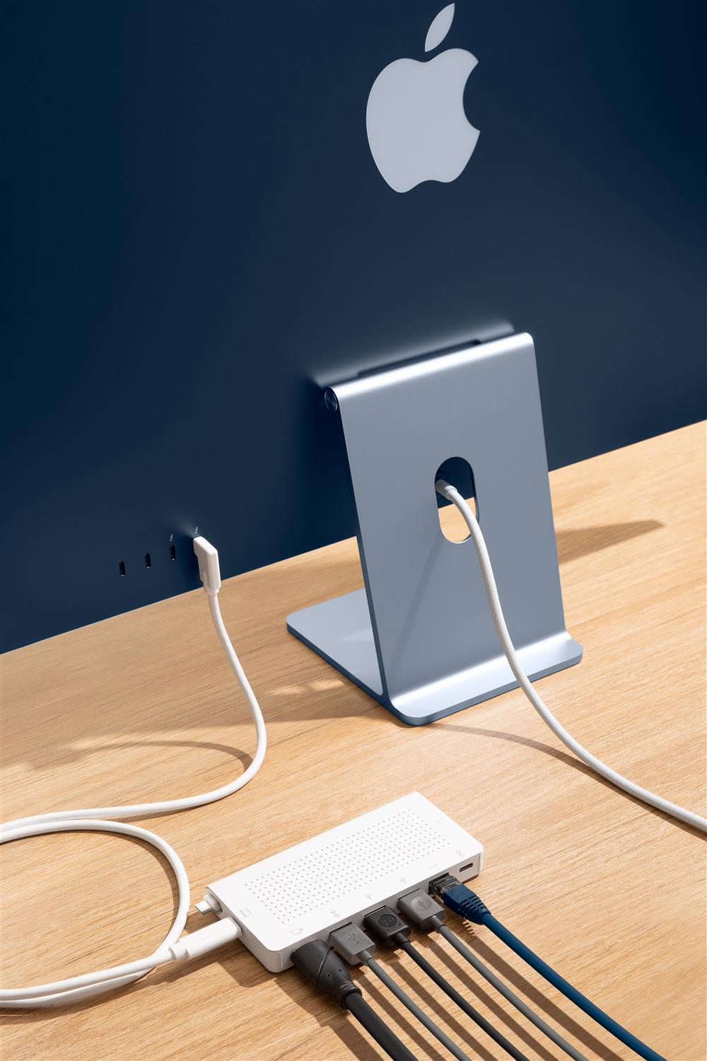 Twelve South StayGo USB-C hub with 1M cable and stowable short cable - White
